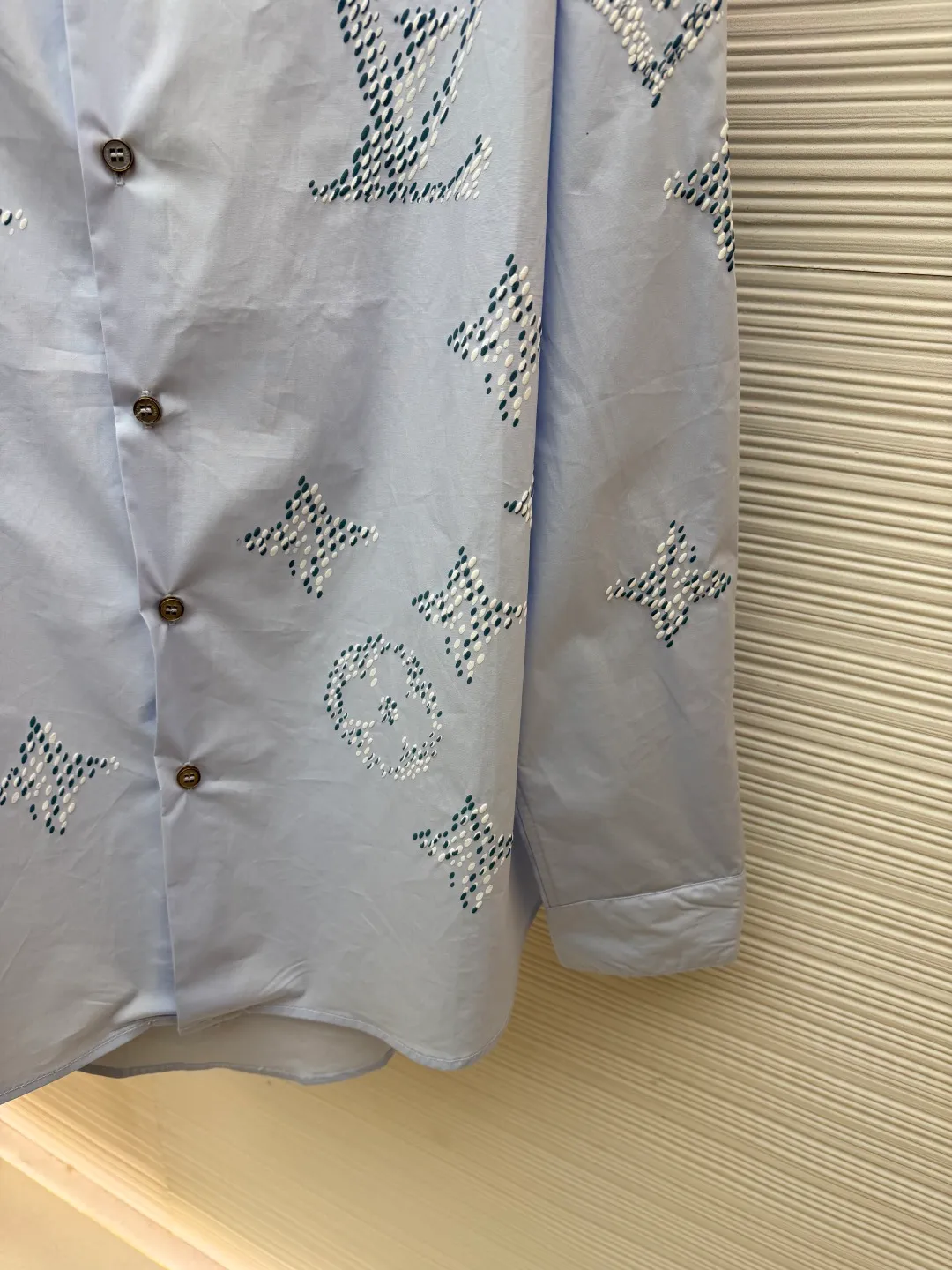 LOUIS VUITTON solid color lapel button-down long-sleeved shirt ●Original version: purchased and developed by 10530 ●Item number: 1681882-A55 ●Fabric: cotton fabric ●Technology: laser burning ●Color: blue ●Version: fitted version ●Weight: about 290 grams ●Size: S-M-L-XL ●Description: - The fabric is made of high-count combed cotton and has been pre-shrunk, making it soft to the touch and not easily deformed; the ready-made garments have been lightly distressed and washed to give them a natural and relaxed texture. The pattern part adopts hand-drilling technology: the small rhinestones are arranged according to the outline of LV's classic Monogram logo, and fixed one by one with invisible fishing lines. The diamond surface is densely arranged and highly flat, and has a delicate luster under the refraction of light. It is cut in a loose-shoulder silhouette, and the neckline is shaped with double-layer interlining. The placket is a single-row concealed placket design, the buttons are matte resin buttons of the same color, and the edges are hand-stitched. The cuffs are wide-sided and folded, and an invisible elastic band is added on the inside to maintain a drapey feel and prevent it from slipping off. The overall craftsmanship takes into account both sophistication and practical wearability. The overall wiring is straight and delicate, the fabric is comfortable and soft, and the color is consistent without color difference. It can be matched with the same style to create a fashionable look and control various occasions. Customized accessories, complete with three standards, same style for men and women!